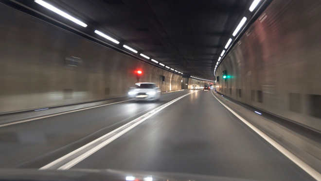172 km/h a 21 předjetí přes plnou v Gotthardském tunelu? Tohle jsou pak následky