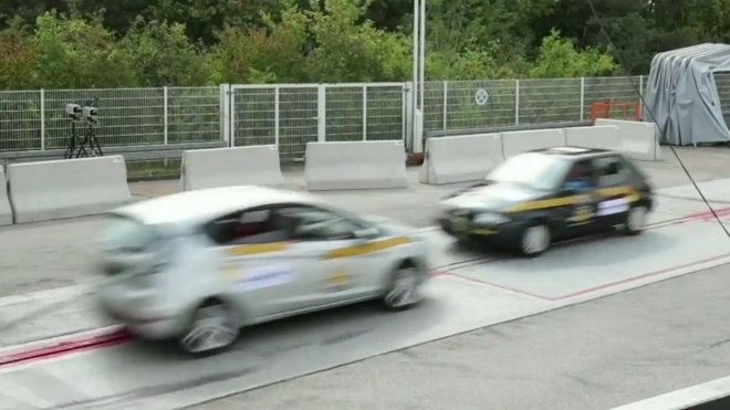 Jak to dopadne, když se 20 let staré auto čelně srazí s tím úplně novým?