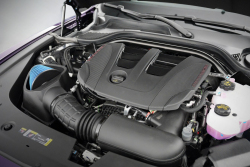 Původně jen elektrický silák se začal prodávat i ve spalovací verzi. A najednou je z něj nejlevnější takhle silné a rychlé auto