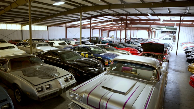 Byznsmen dekády kupoval nová auta týden co týden, aniž by je prodával. &bdquo;Nasyslil&rdquo; jich 1 300, teď se jich všech zbavuje