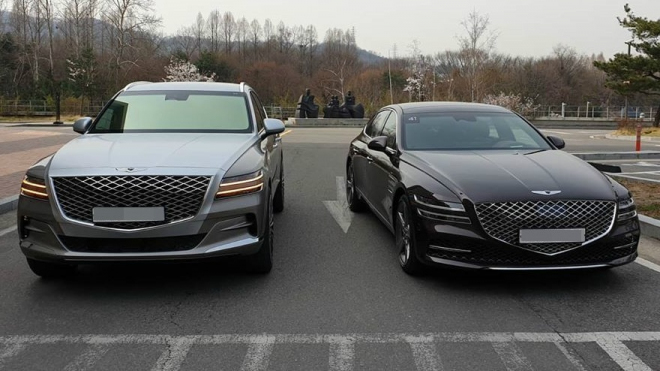 Luxusní korejské novinky nafoceny bok po boku, před dealerstvím chudého příbuzného