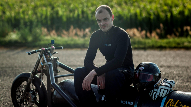Zemřel muž, který na stovku zrychlil za půl sekundy. Chtěl jet 400 km/h, pokus ale skončil tragicky