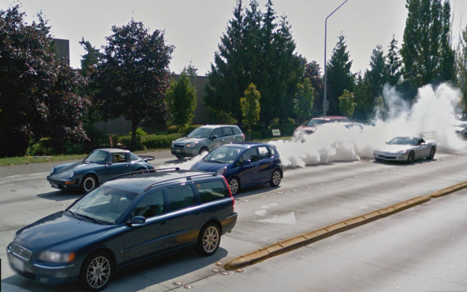 Co udělá fanda do aut, když míjí auto Google Street View? Přece burnout