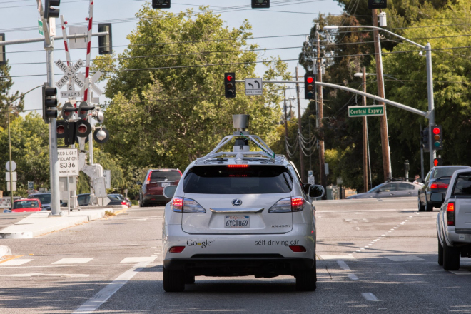 Vůz s autopilotem od Googlu rozpozná i cyklistu měnícího směr, říká šéf projektu (+ video)
