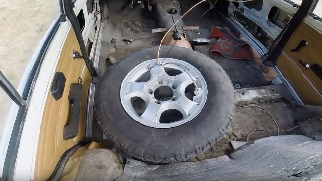 Ruský experiment ukázal drtivé následky pouhého přehuštění jedné pneumatiky