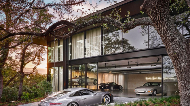 Někdo si nechal postavit garáž jako z filmu, ohromí i bez rudého Ferrari 250GT