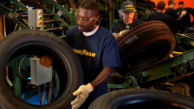 Továrna na pneumatiky propustila všechny zaměstnance, jako odstupné dostali 10 pneu