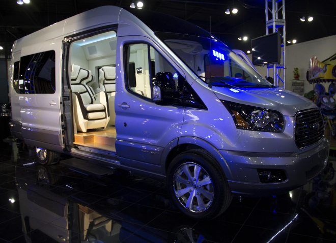 Ford Transit Skyliner: čtyři kapitánské sedačky a 52palcová televize