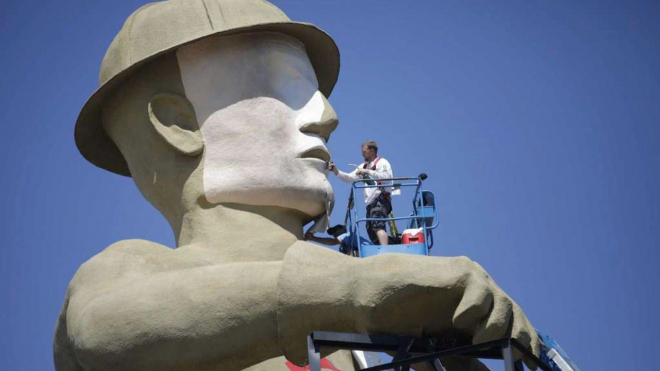 V Oklahomě stvořili obří sochu s tváří Elona Muska, aby si naklonili jeho přízeň