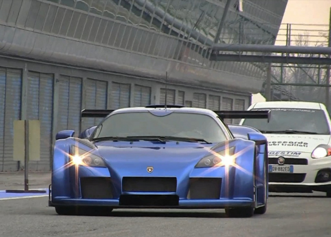 Gumpert Apollo a jeho 800 koní na okruhu v Monze (video)