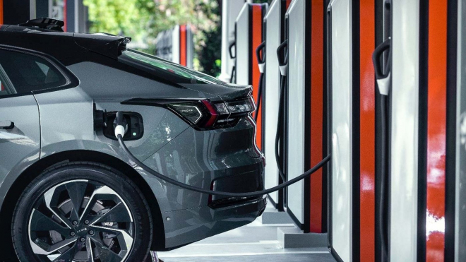 Elektromobilu za jízdy upadla baterie, je to nové dno uživatelských patálií s těmito auty