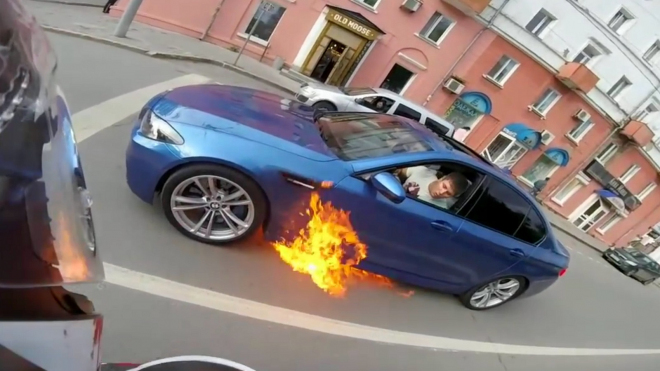 Co dělat, když vám hoří auto? Hasit ho rychlou jízdou není dobrý nápad (videa)