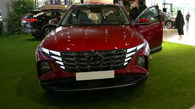 První záběry ukazují, jak se na novém Hyundai objevují a mizí jeho „neviditelná světla”