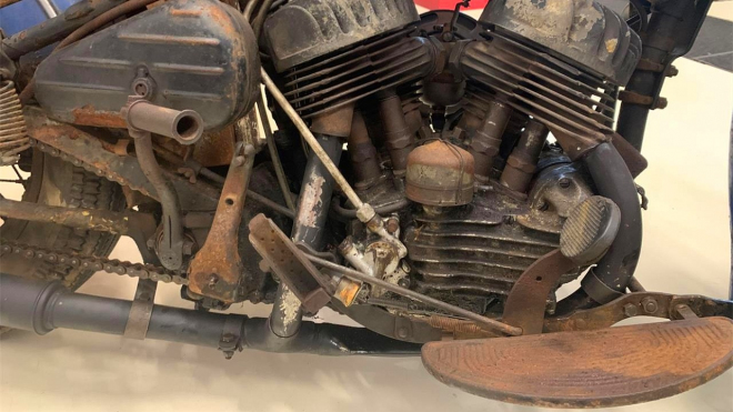 Ve stodole našli totálně zrezlou starou motorku, má větší cenu než hezké nové auto
