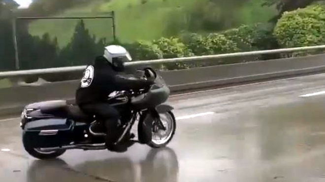 Mistr řídítek na Harleyi baví internet, s těžkou motorkou si hraje jako kočka s myší