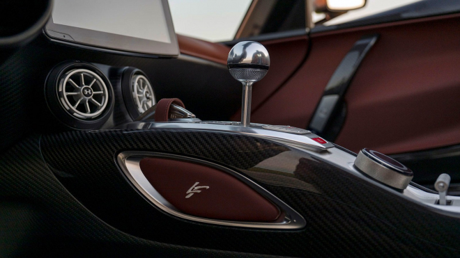 Automobilka dokázala i v roce 2025 spojit 2 059 koní výkonu s ručním řazením, to zní až trochu šíleně