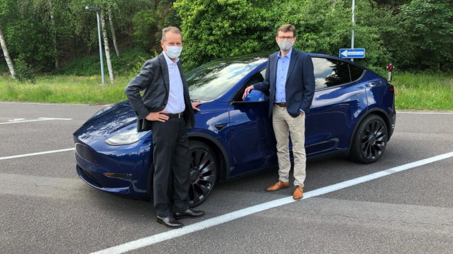 Šéf VW si po schůzce s Muskem na oplátku vyzkoušel Teslu. Byl ohromen, ale ne vším