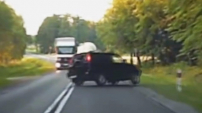 Tento řidič zničeho nic zdemoloval své auto na rovné sinici. Co se tu jen mohlo stát?