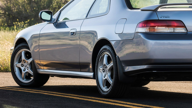 Než Honda zabila Prelude nesmyslným pohonem, přišla s tímhle. Kus s převratným řešením řízení teď jde koupit nejetý od oficiálního dealera