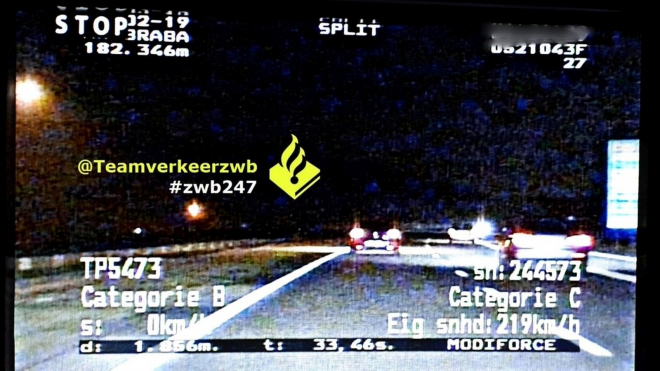 Řidič ve 200 km/h na dálnici vyblikal i policisty, ti mu to vrátili i s úroky