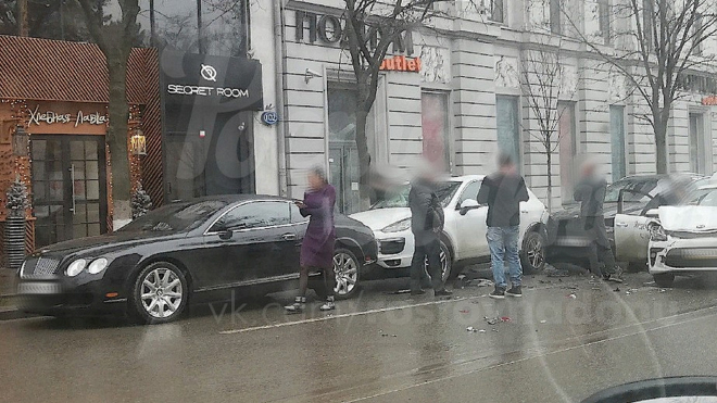Ruská oligarchie se nevešla do jedné ulice města, srazilo se hned 5 exkluzivních aut