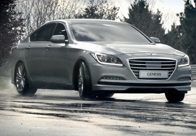 Hyundai Genesis 2014 se prohnal po Nürburgringu, občas i bokem (video)