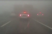 Video z nitra nehody 70 aut na dálnici připomíná, proč dávat v mlze pořádný pozor