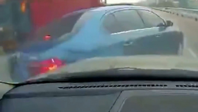 Hloupá přetahovaná o pruh může skončit i otočením auta na střechu (video)