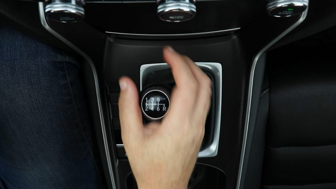Automobilka stvořila video s návodem, jak řadit s manuálem. U nás se jí asi všichni vysmějí