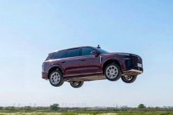 Číňané vzali svůj &bdquo;Rolls-Royce pro chudé&rdquo; a skočili s ním z ostrého srázu. Podívejte se, jak dopadl po 20 metrech letu