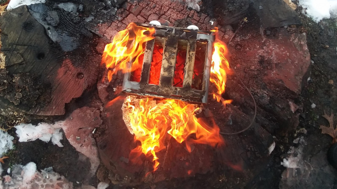 Dánskému géniovi shořel jeho elektromobil přímo doma poté, co v zimě zahříval baterie toustovačem