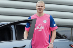 Někdo si zjevně myslí, že fotbalové hvězdy Manchesteru budou místo Ferrari a Lamborghini jezdit čínskými &bdquo;služebáky&rdquo;