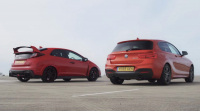 Honda Civic Type R vs. BMW M135i ve sprintu: 2,0 turbo na předních nebo 3,0 turbo na zadních? (video)