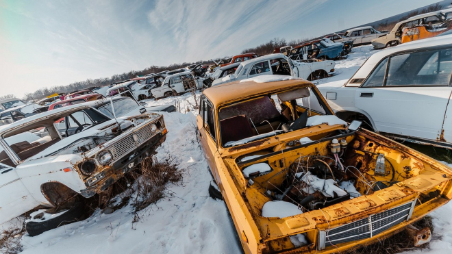 Rus nafotil hřbitov sovětských automobilů. Jeho smysl nechápou ani místní