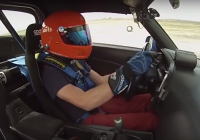 Takhle to dopadá, když vám za jízdy praskne kolo. Reakce řidiče překvapí (video)