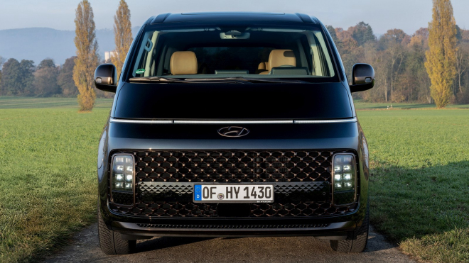 Tohle bude někoho bolet, severokorejská televize nevymazala logo na Hyundai doprovázejícím Kim Čong-una