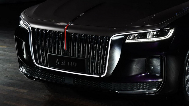 Nová čínská luxusní limuzína chce být jako Rolls-Royce, rudou vlajku má všude