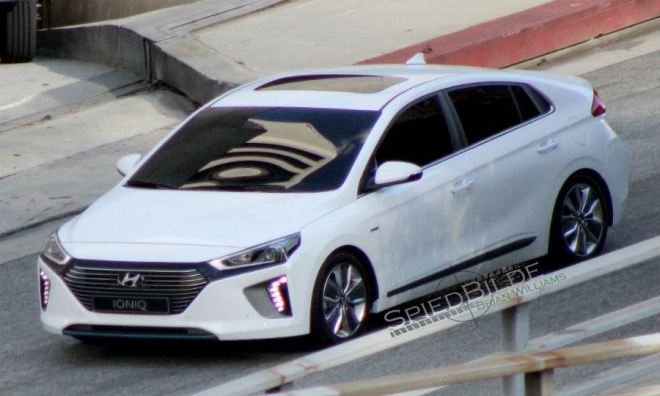 Hyundai Ioniq nafocen bez špetky maskování, při natáčení reklamy