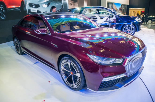 Čínská cesta: Hongqi B nabízí vzadu místo šampaňského čajový set