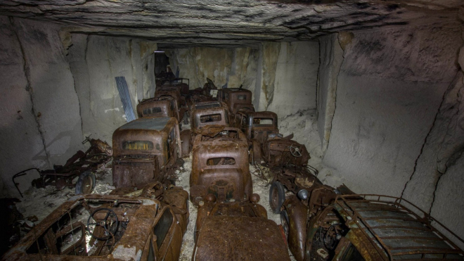 Ve Francii našli úchvatný hrob starých aut, lidé je tam schovali před nacisty