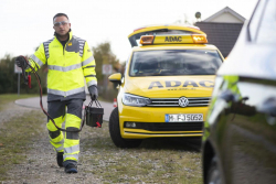 „Žlutí andělé” v Německu vyráží na pomoc elektromobilům dramaticky častěji, loni o 46 procent. Hlavní důvod? Baterka
