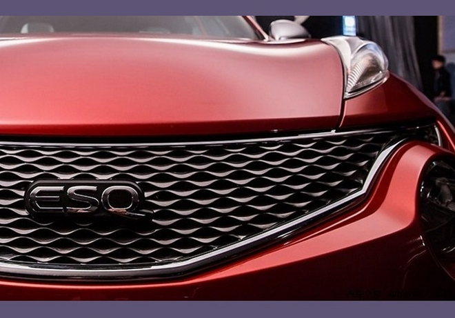 Infiniti ESQ 2014: čínská variace na Nissan Juke se dere na světlo