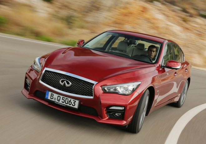 Infiniti Q50 nově i s benzinovým dvoulitrem a 214 koňmi, opět od Mercedesu