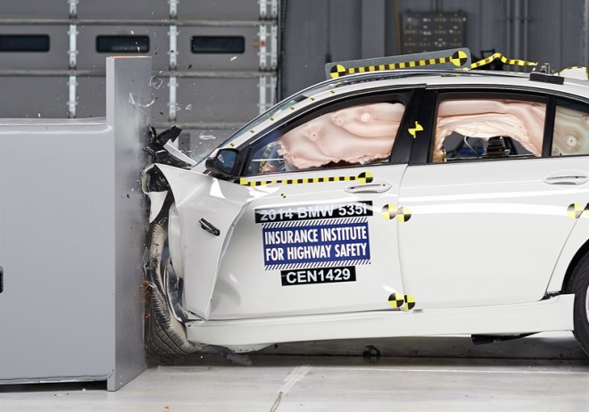 BMW 5 pohořelo v nových crash testech IIHS malou částí přídě