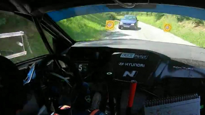 Pilotovi rallye vjelo na rychlostní zkoušce do cesty civilní auto v protisměru