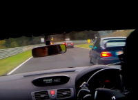 Tento člověk jezdí po Nordschleife jako naprostý mamlas. A ještě se tím chlubí (video)