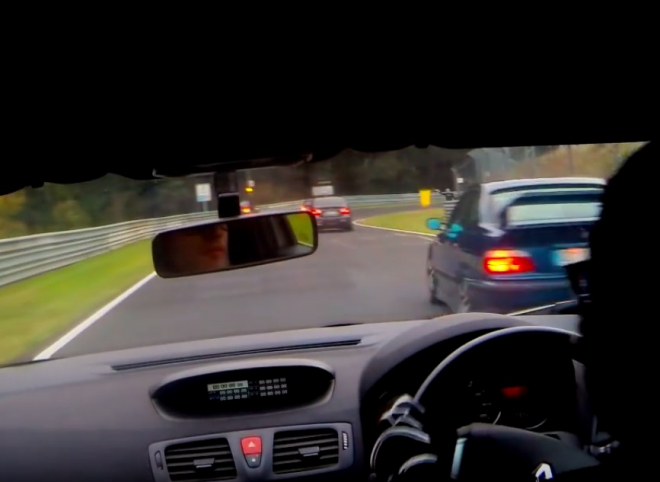 Tento člověk jezdí po Nordschleife jako naprostý mamlas. A ještě se tím chlubí (video)