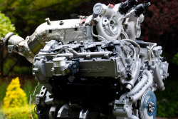 Lamborghini udělalo další krok zpět, svůj nový čtyřlitrový osmiválec bude prodávat i po roce 2035