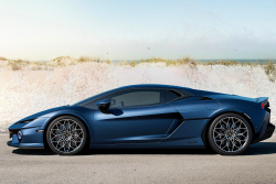 Otylé nové Lambo se chlubí extrémní akcelerací, realitu ale zastírá trikem. Na okruhu dostává kouř od 22 aut i za poloviční cenu