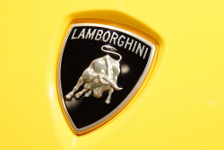 Lamborghini se chlubí prodejním rekordem, zastoupení modelů ale tají. Neprodává totiž skoro nic jiného než přestrojené Audi Q8